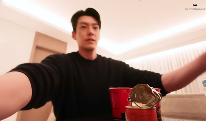 "김우빈도 야식 먹는구나"…두바이 촬영서 라면에 밥까지 말아 '후루룩' …