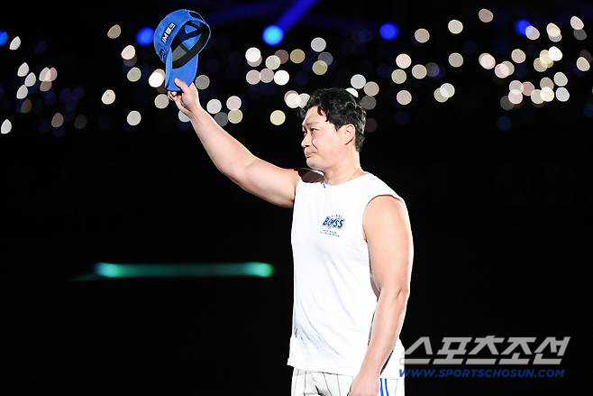 모든 것이 완벽했던 한미일 끝판왕의 감동 은퇴식, 그런데 유니폼은 꼭 벗…
