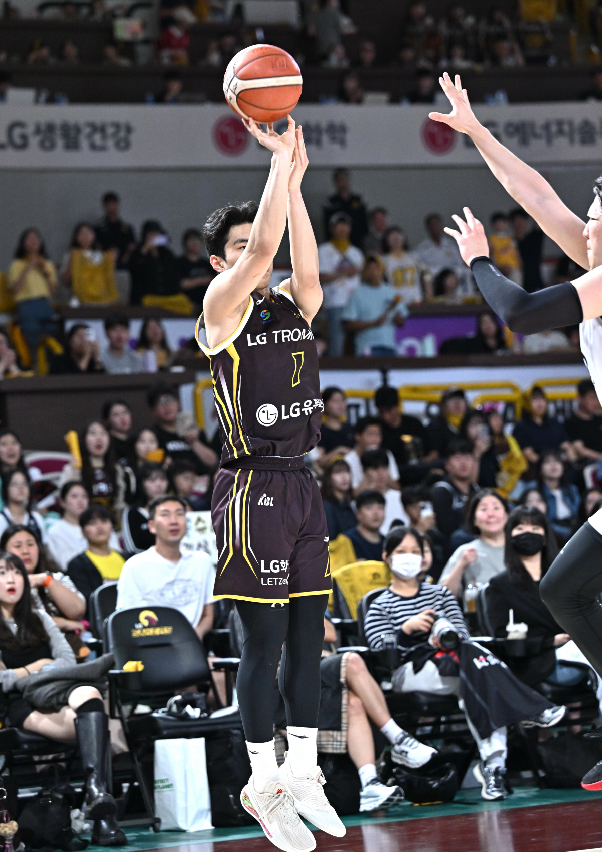 23R 골밑 마레이+3P 5개 외곽 유기상. LG, KT 완파. '절대 …