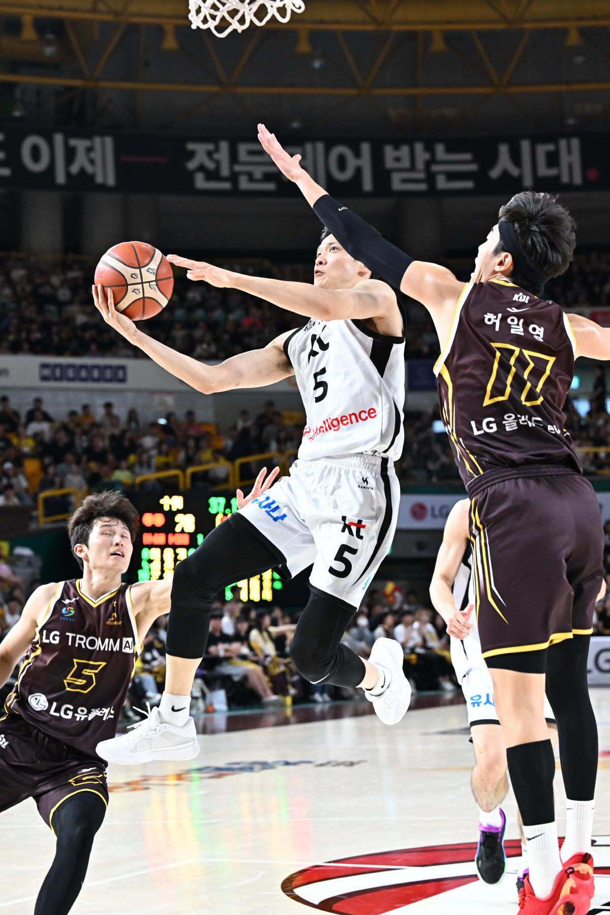 23R 골밑 마레이+3P 5개 외곽 유기상. LG, KT 완파. '절대 …