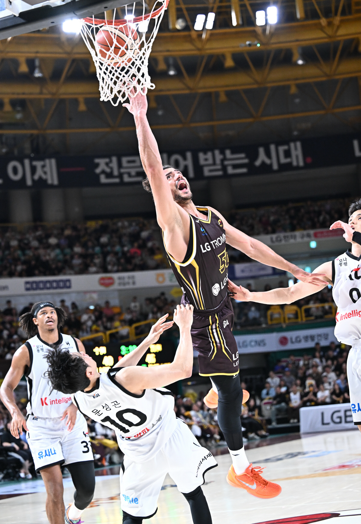 23R 골밑 마레이+3P 5개 외곽 유기상. LG, KT 완파. '절대 …