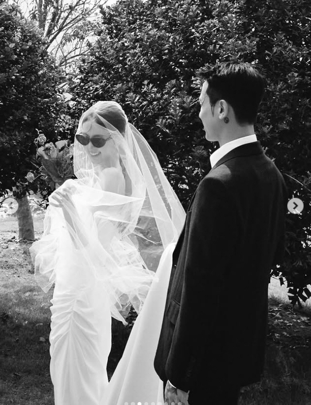 ‘유리 사촌’ 비비엔, ♥쿠시와 9년 열애 끝 결혼 “운명 같은 사랑…예…