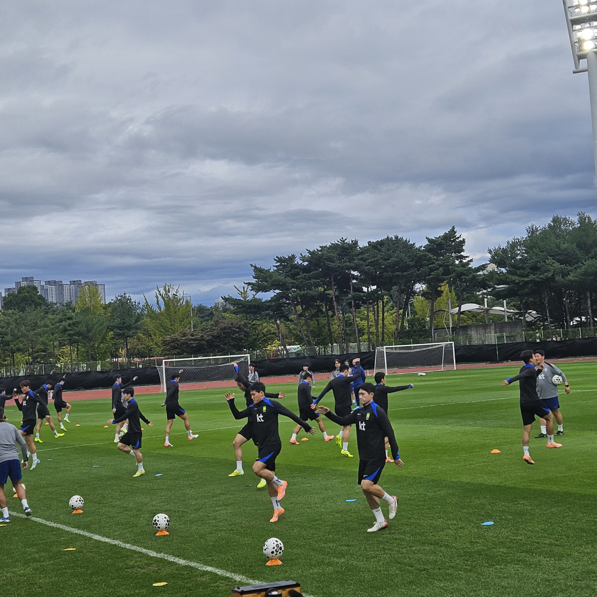 [현장에서]"축구화 아닌 운동화 신었다" 나홀로 훈련한 황희찬, 파라과이…