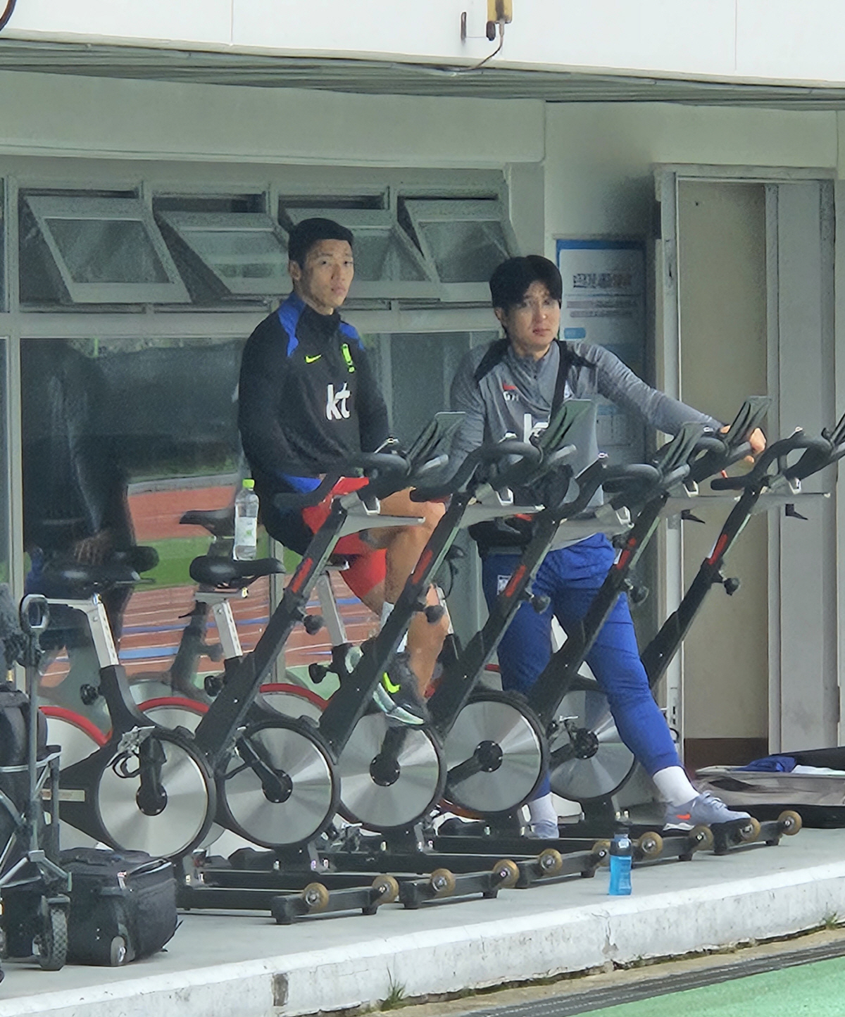 [현장에서]"축구화 아닌 운동화 신었다" 나홀로 훈련한 황희찬, 파라과이…