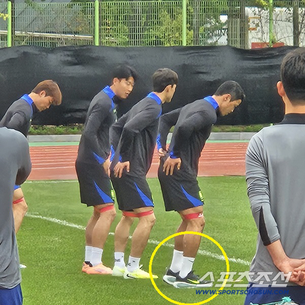 [현장에서]"축구화 아닌 운동화 신었다" 나홀로 훈련한 황희찬, 파라과이…