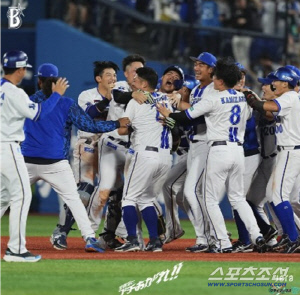 1회초 5점 뽑고 연장 11회 끝내기 패…하극상 꿈꾸던 요미우리 허무하게 끝난 가을야구[민창기의 일본야구