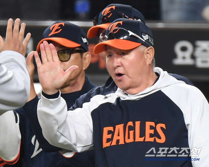 "(김)성욱이가 해결해주네"…멀리서 들려온 제자의 한 방 소리, 백전노장의 미소