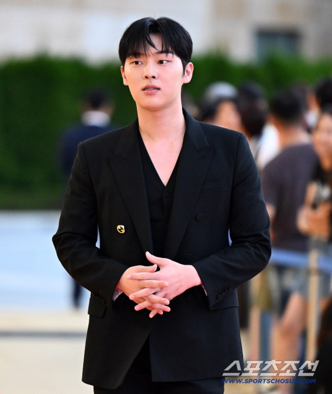 “떨리는 마음에” 최현욱, 위협 시구 논란 결국 무릎…시타 아동에 자필 …
