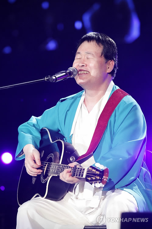 인천시민 4천800명 '송창식 노래거리 조성' 서명부 시에 전달