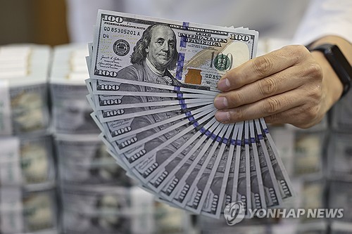 환율, 5개월 반만에 최고…구두개입에 1,420원대 중반 마감