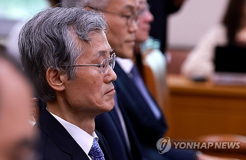 與 "曺 대선개입"·野 "李재판 변호하나"…법사위 국감 난장판(종합)