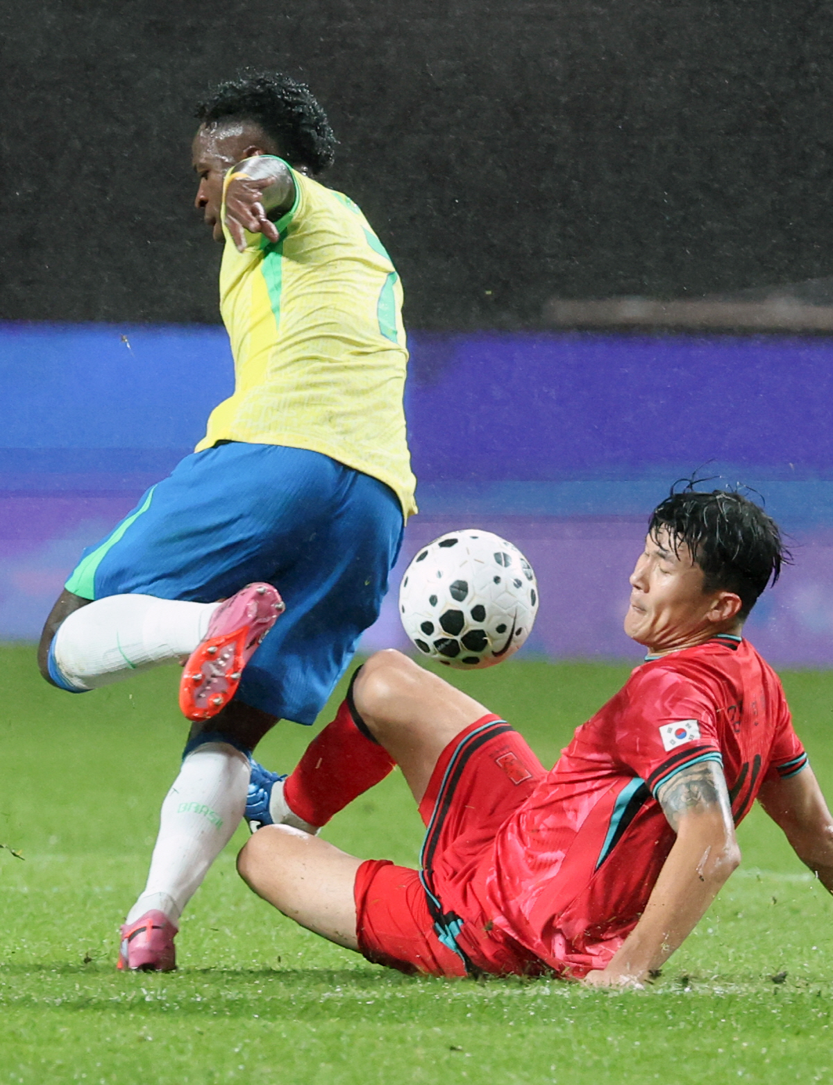 '에휴' 이래서 김민재를 못 팔아!→"연봉+보너스 올려줘" 생떼 시작…리…