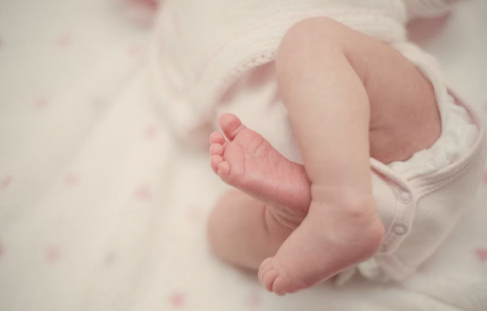 "악, 이게 무슨 냄새야?" 비행기 좌석에서 기저귀 갈아 논란