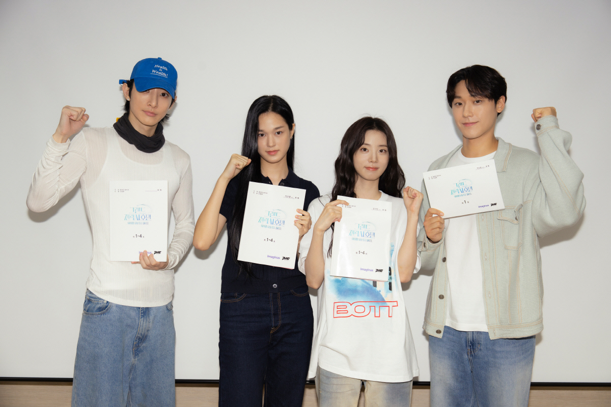 [공식] 이도현·신시아 이 조합 확정..홍자매 '그랜드 갤럭시 호텔' 넷…