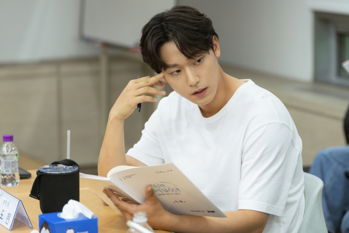 [공식] 이도현·신시아 이 조합 확정..홍자매 '그랜드 갤럭시 호텔' 넷…