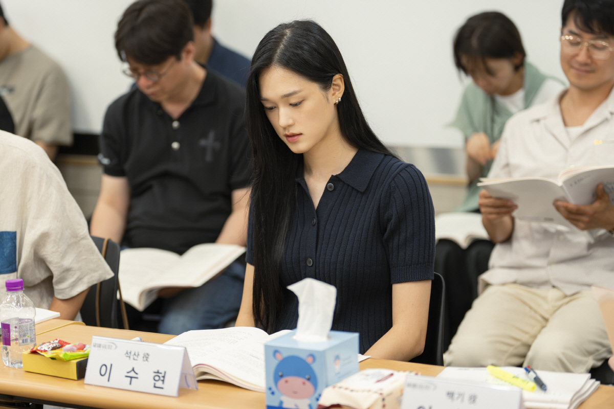 [공식] 이도현·신시아 이 조합 확정..홍자매 '그랜드 갤럭시 호텔' 넷…