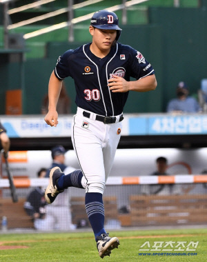 [단독] '감독 선임 임박' 두산, 선수단 정리 단행…LG·SK 트레이드 유산&파워 히터 등 11명 재계약 불가 통보