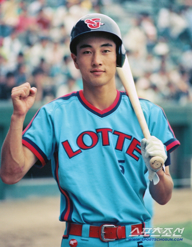 "전 안 울었는데, 아버지께서…" 18세 준비된 거포? '이대호 홈런' …