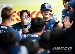 손바닥 부러진 상태로 홈런 → 감독 눈물, 사라진 국대 안방마님 수술한다