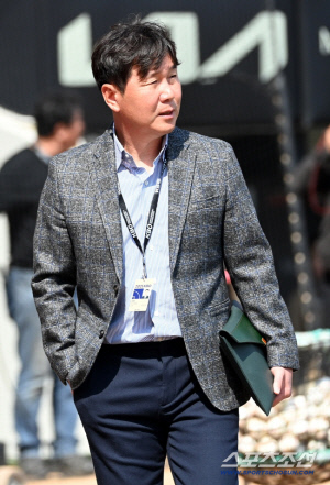 '한가하신 거 아니죠?' 대표팀 류지현 감독은 왜, 준PO 마다하고 유망주들 집결한 울산으로 떠났을까