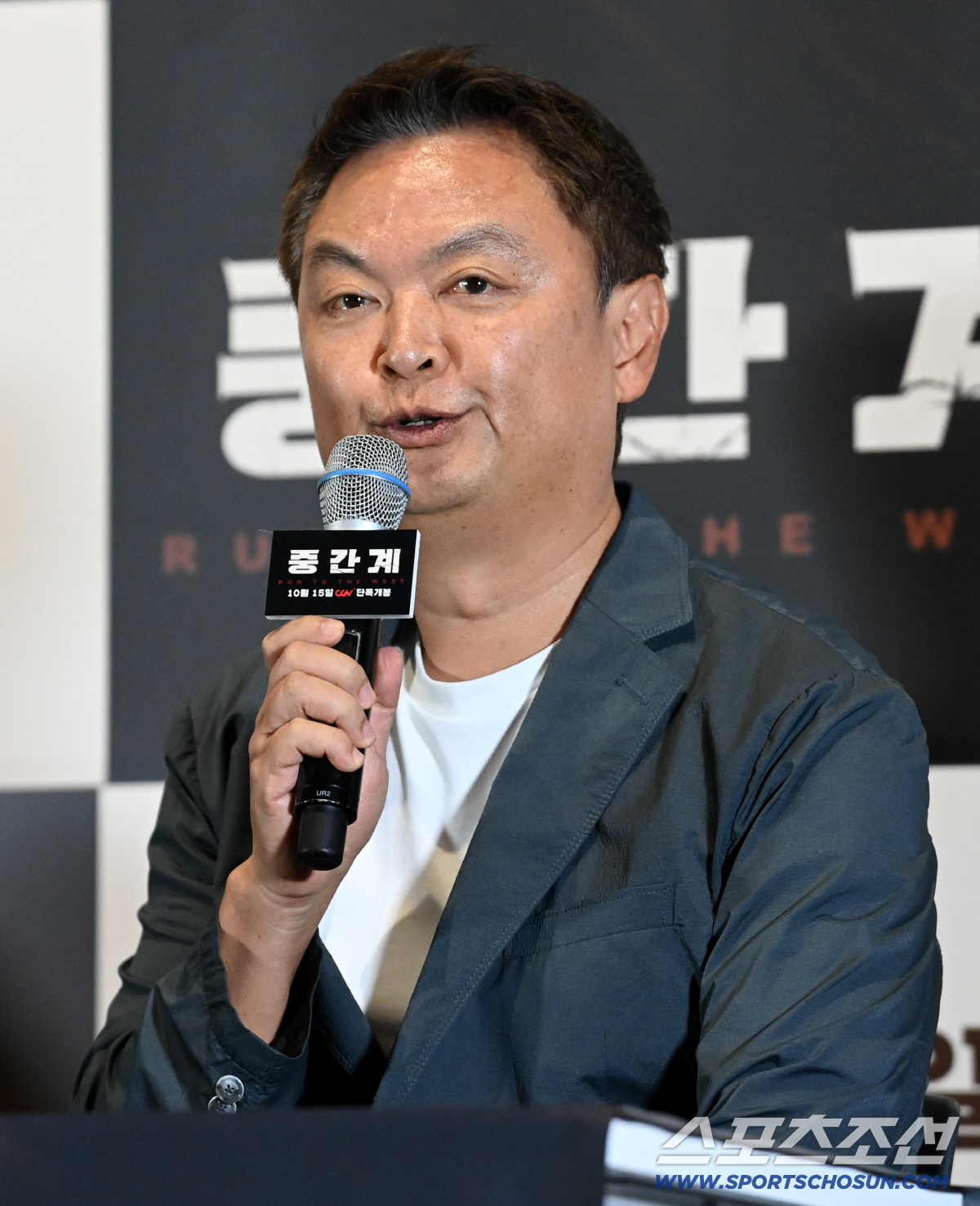 '중간계' 강윤성 감독 "6년만 스크린 복귀작인데 AI영화? 떨리면서도 …