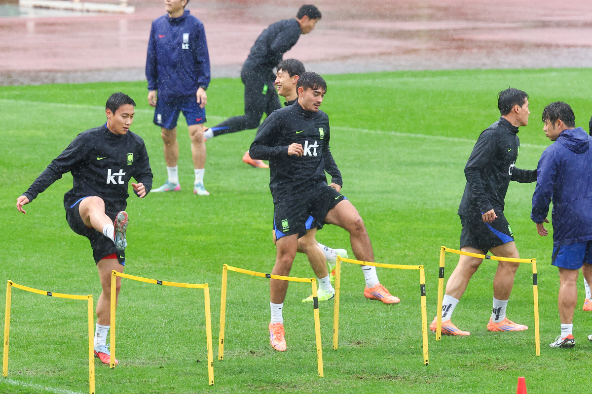 '오대영' 홍명보호, 실험은 계속돼야 하고→더 얻어맞아야 한다…단 '방향…