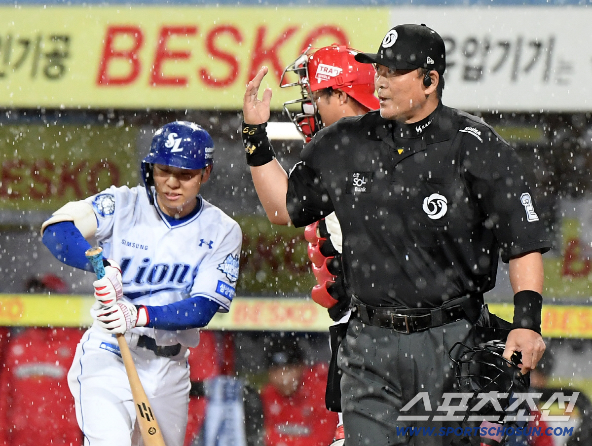 '올 것이 왔다' SSG-삼성 준PO 3차전, 1회말 갑작스런 폭우로 중…