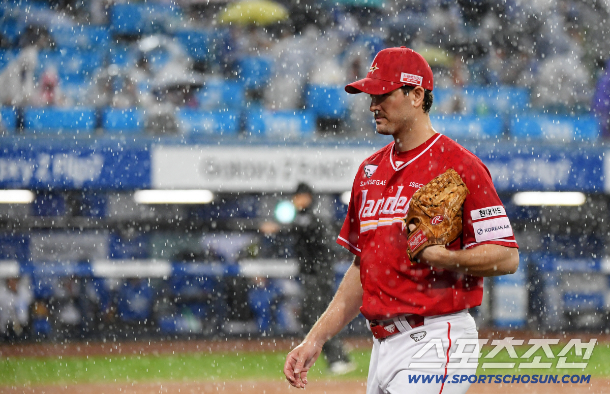 '올 것이 왔다' SSG-삼성 준PO 3차전, 1회말 갑작스런 폭우로 중…