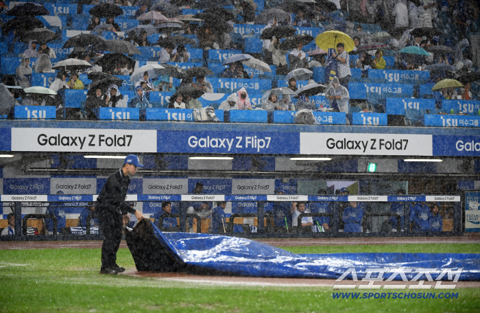 '가을 장마'에도 뜨거운 야구 열기…준PO 3차전 또 매진이다[준PO 현장]