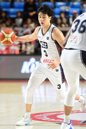 '3년만에 재현된 레전드 벤치대결' 울었던 선배 이상민이 웃었다…KCC, SK 3연패 빠뜨리고 연승 공동선두