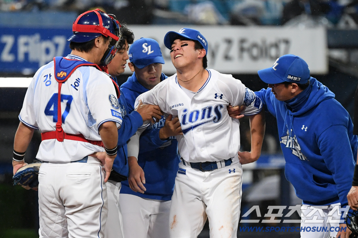 [포토] 김영웅 '경기 후반 부상'