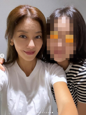 '돌돌싱' 이지현, 미용사 변신한 보람 있네...손님이 반찬 선물까지