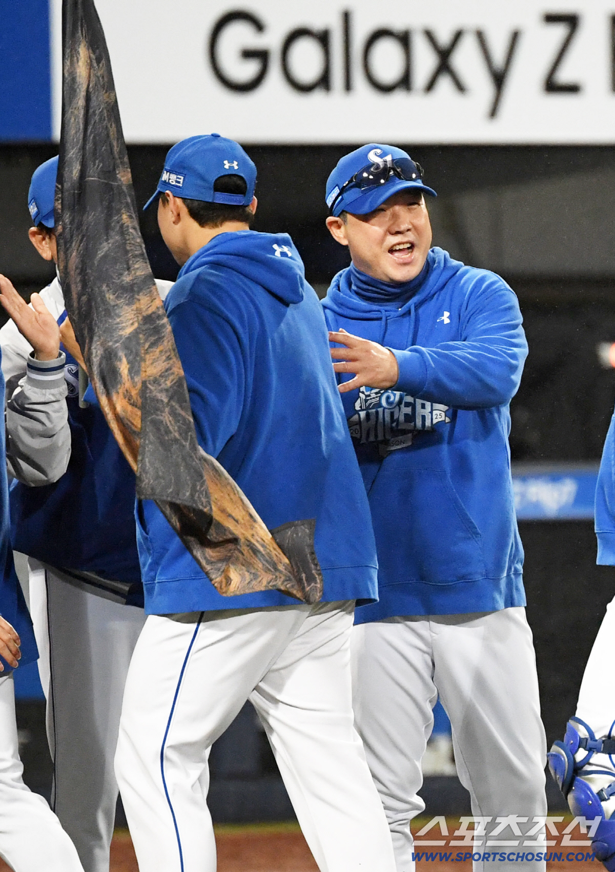 [포토] 박진만 감독-배찬승 '이겼으니 괜찮아'