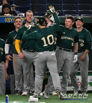 '문동주에 홈런' 호주 거포, 이미 7월에 '3주 합숙'했다.. 규정 문제 없나 → KBO와 두산 입장은