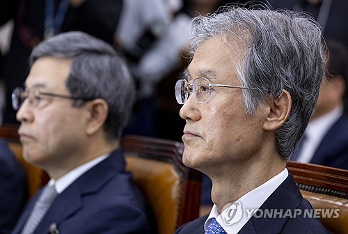 與 "사건기록 언제 봤나, 사퇴할건가"…曺, 질의 내내 침묵(종합2보)
