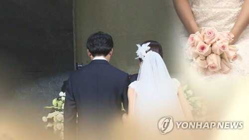 [고침] 정치(부부 5쌍 중 1쌍꼴 혼인신고 늦춰…"결혼이…)