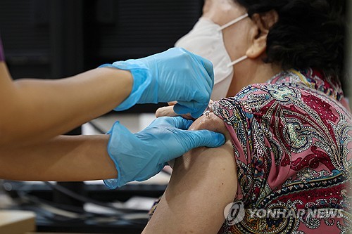 어르신 독감·코로나 무료접종…75세는 15일, 65세는 22일부터