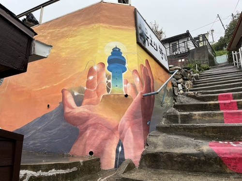 바다 조망 뛰어난 동해 등대오름길, 벽화 새 단장