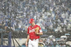 PS 필패로 이어지는 외국인 투수 부상…SSG 발목 잡은 앤더슨