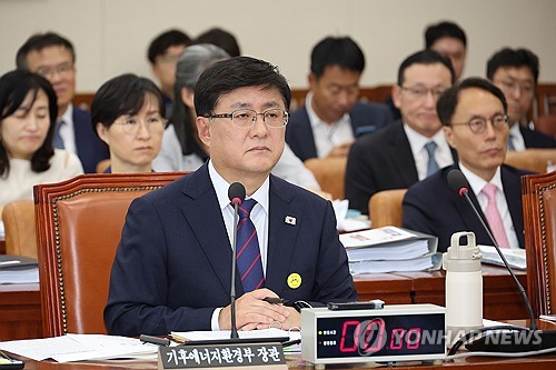 기후장관, 새 원전 건설 "현행 계획 존중" 밝혔지만…확답 피해