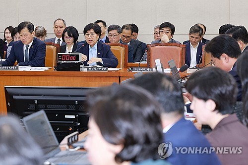 복지위 '중국인 의료쇼핑' 공방…與 "혐중"·국힘 "건보 문제"