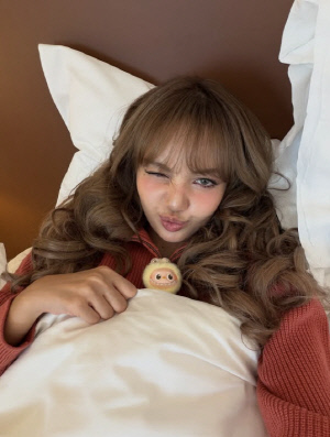 블랙핑크 리사, 어두운 밤거리서 의문男 업어치기 무슨일[SCin스타]