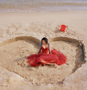 화사, 긴머리 싹둑 '귀밑 3cm' 단발 변신..머리카락 'Good Goodbye'