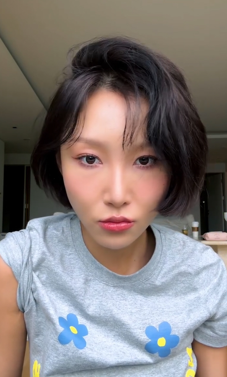 화사, 긴머리 싹둑 '귀밑 3cm' 단발 변신..머리카락 'Good Go…