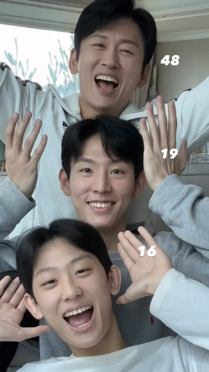 '6남매 아빠' V.O.S 박지헌, 자식농사 대성공..똑닮은 훈남 두 아들 자랑