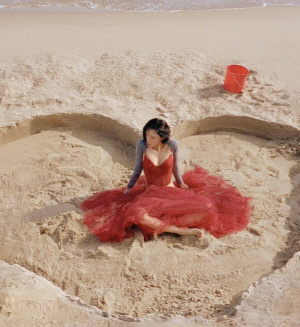 화사, '뼈말라 글래머' 반칙몸매…헤이즈 