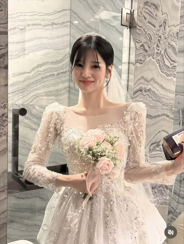 '유병재♥' 안유정, 열애 1년만 웨딩드레스 입었다 '결혼설 유발 깜짝 …