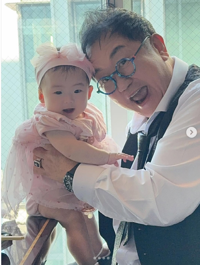 이용식, 붕어빵 손녀와 이마 뽀뽀 '뭉클'..딸 이수민 울컥 "손녀 바보…