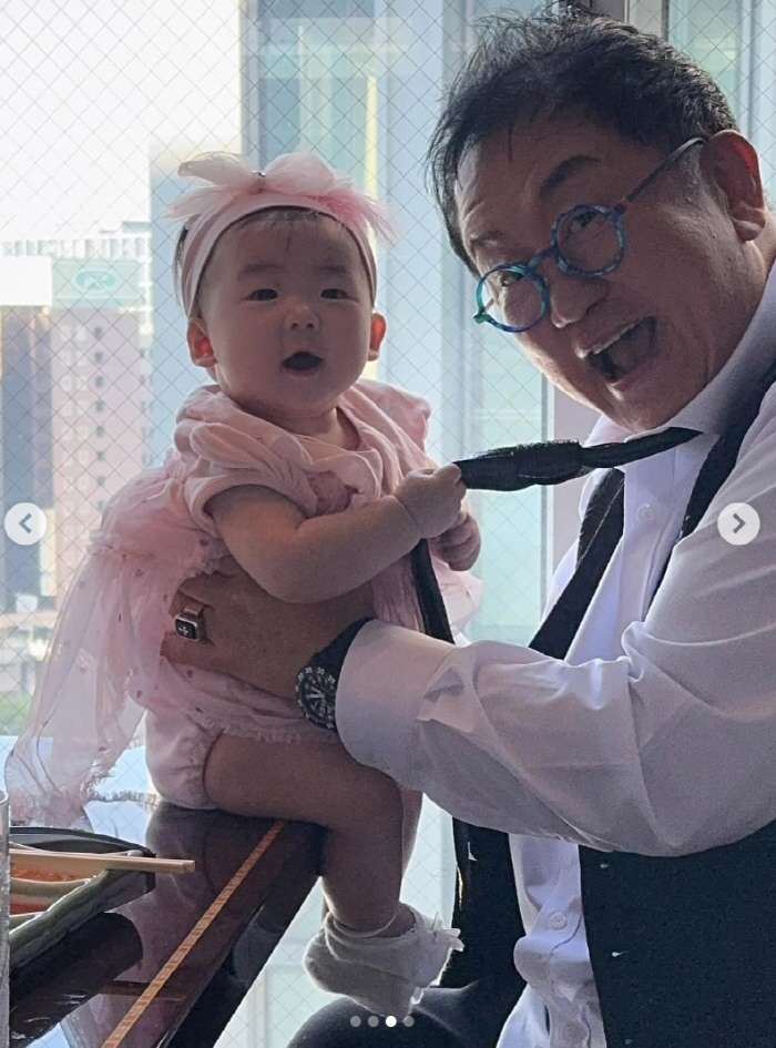 이용식, 붕어빵 손녀와 이마 뽀뽀 '뭉클'..딸 이수민 울컥 "손녀 바보…