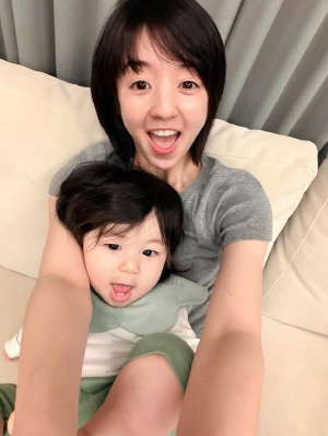 사야, 똑 닮은 子 하루 안고 '생일 자축'..♥심형탁 깜짝 선물 자랑